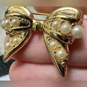 ✨️Vintage✨️ Joan Rivers Gold Tone Faux Pearl Bow Ribbon Brooch